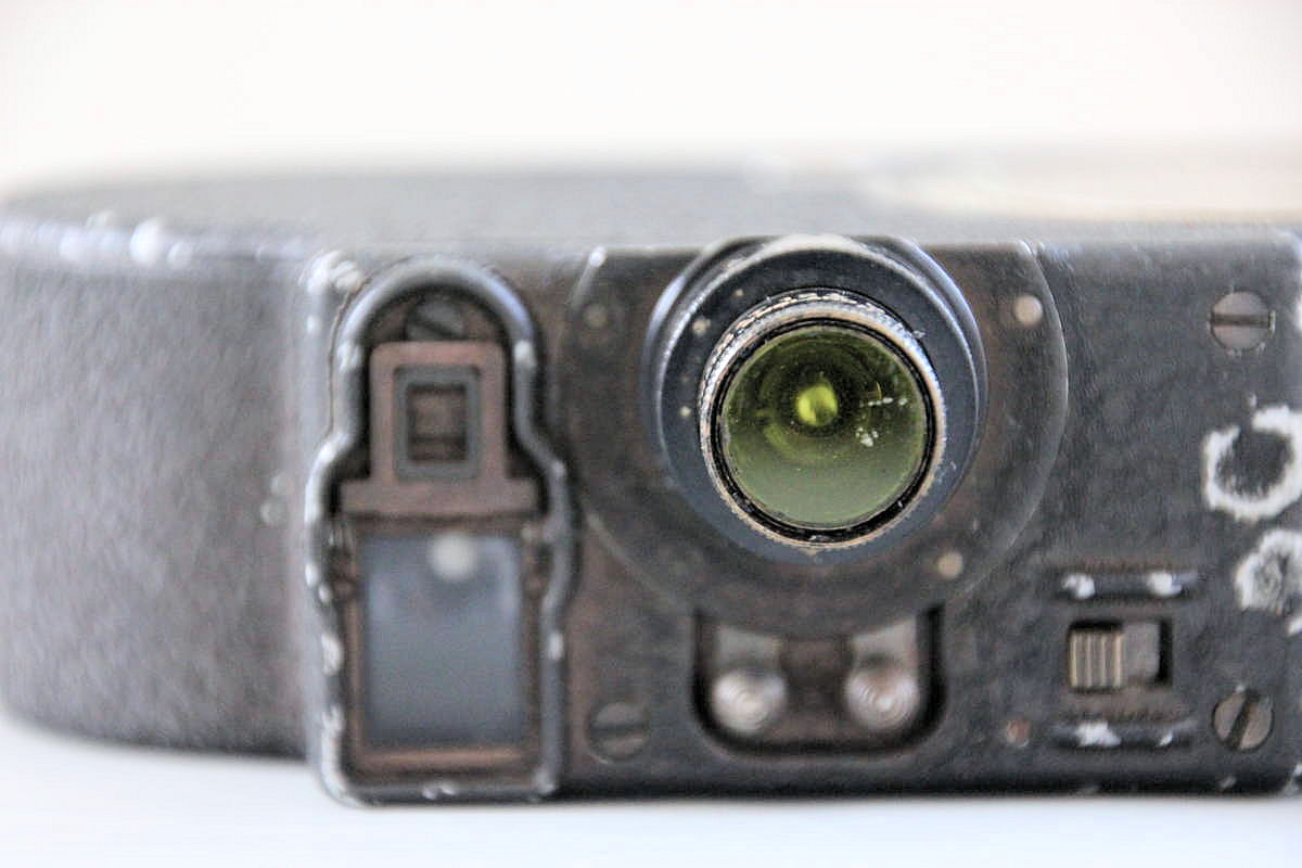 Camera Bell & Howell Filmo Straight Eight - vue face couchée